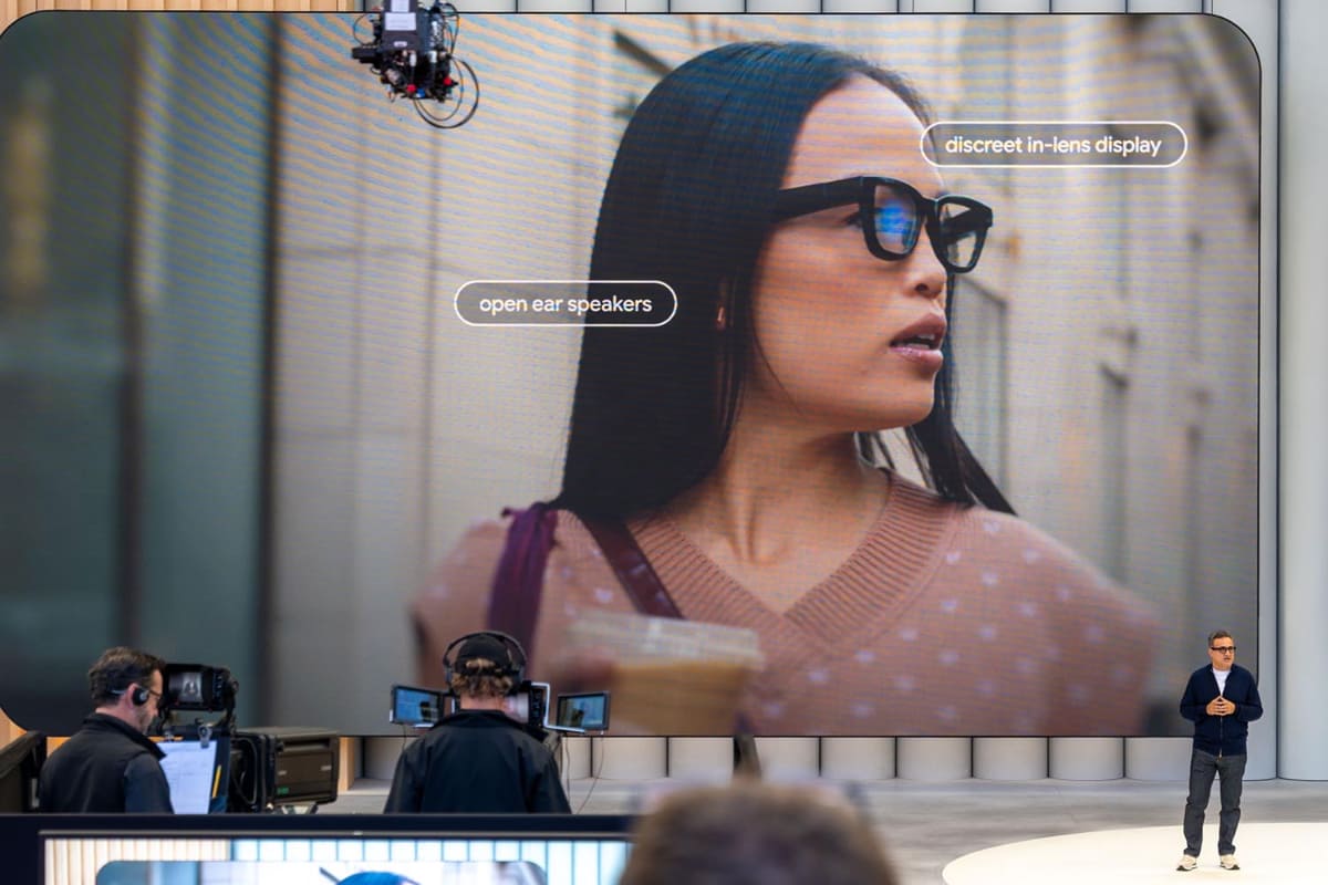基調講演で発表された「グラス型」のプロトタイプ