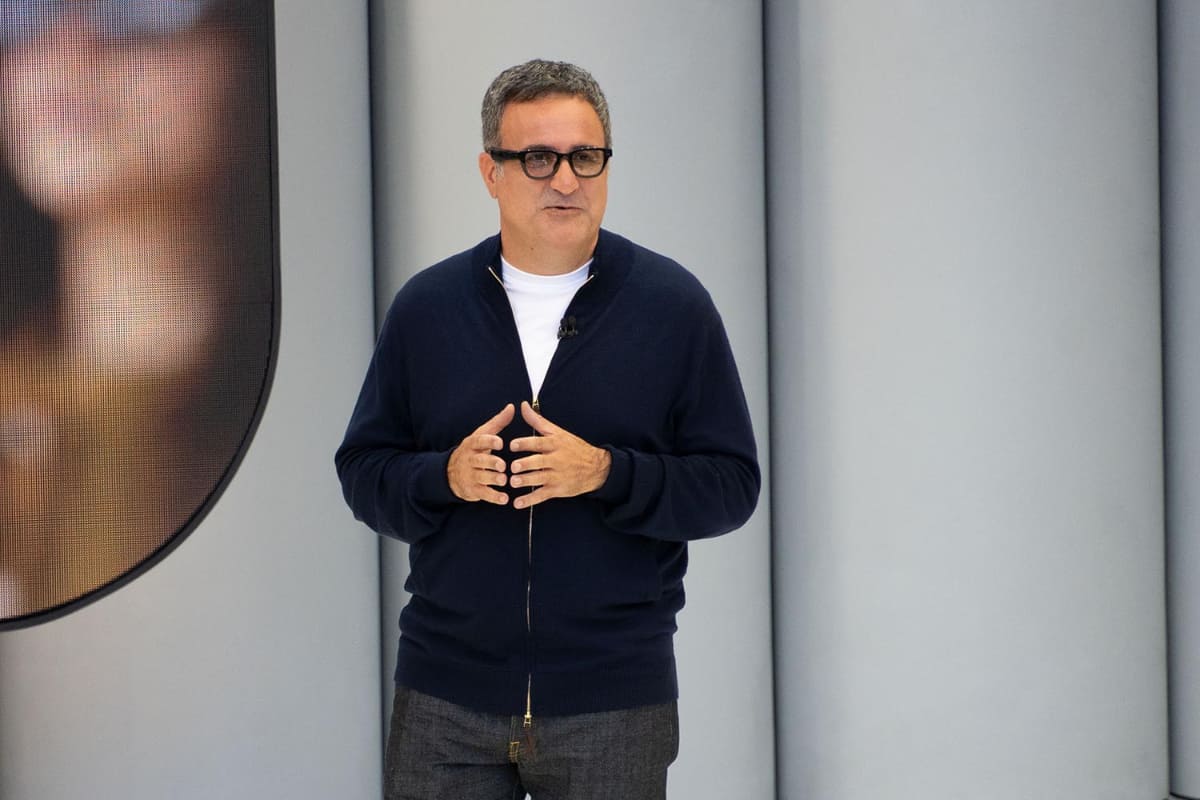 グラス型のプロトタイプをかけているが、普通のメガネとの差は小さい