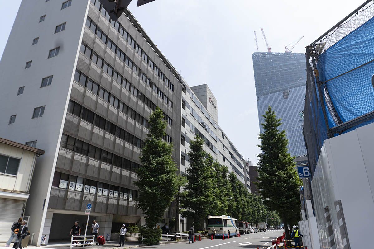 北街区(写真左側)の建物は再開発に向けて取り壊しとなるが、現在は使われている。右側の囲いは南街区