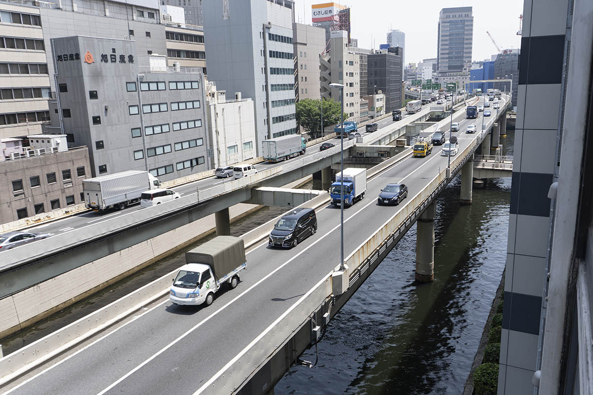 北街区計画地にあるビルから見た首都高と、その下を流れる日本橋川