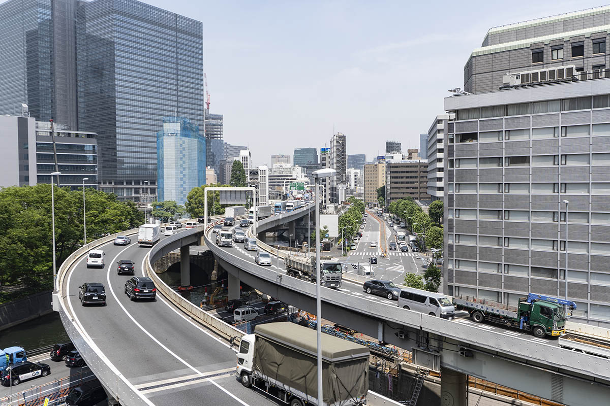 緑色の案内標識がある辺りから地下に入るとのこと