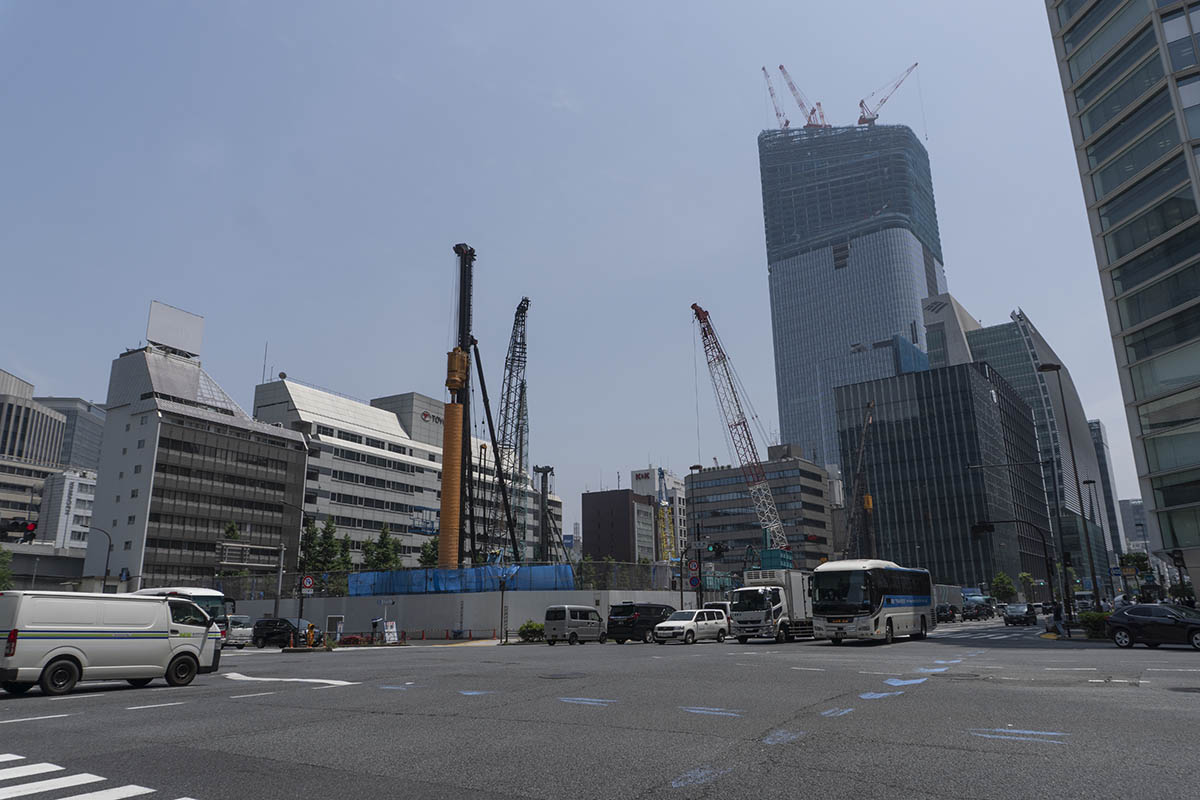 呉服橋交差点から呉服橋プロジェクト現場を見ると、後方に建設中の日本橋一丁目中地区が見える
