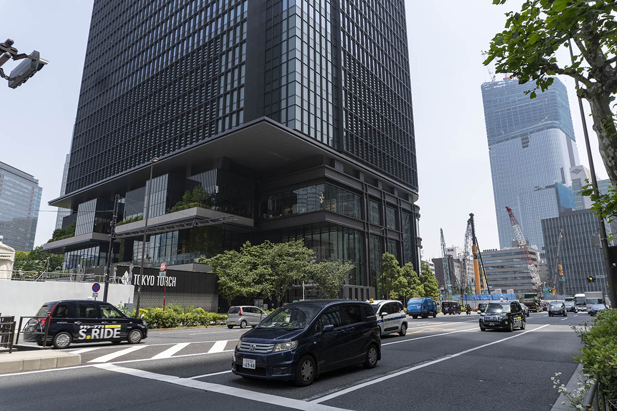 写真左の白い囲い部分がTorch Tower建設現場、その右が常盤橋タワー、さらに向こう側のクレーンなどが見える場所が呉服橋プロジェクト現場。そして後方に日本橋一丁目中地区