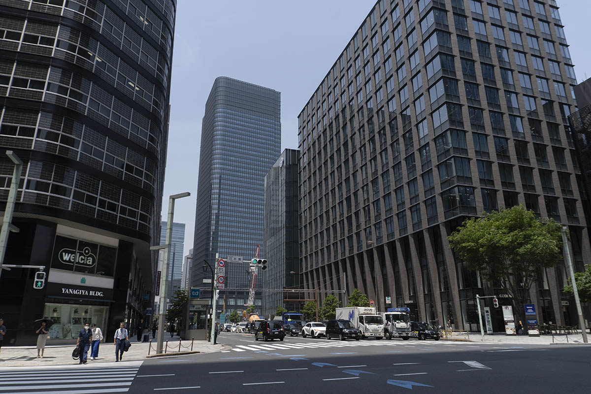 日本橋交差点から常盤橋タワーを望む