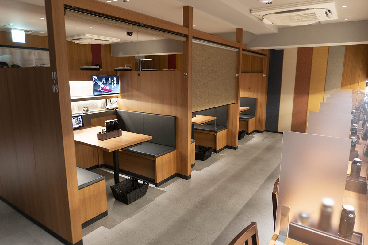 ボックス席。真ん中の席がすだれを下げた状態