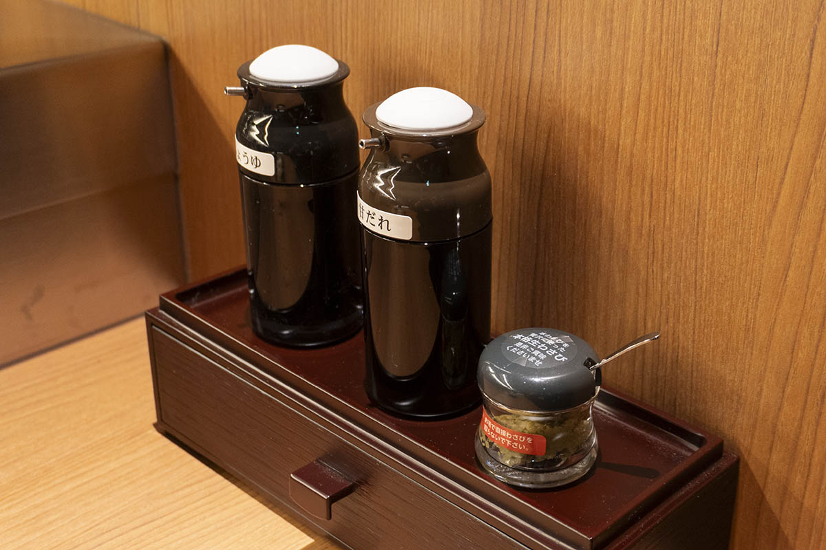卓上調味料はしょうゆ、甘だれ、わさび。卓上のわさびにも「本格生わさび」と書かれていた