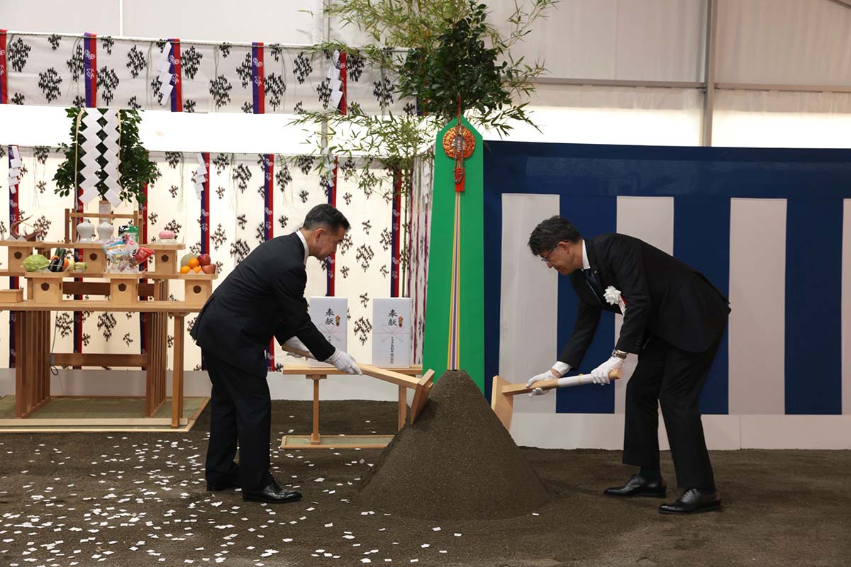 5月23日に実施した起工式。京急電鉄川俣幸宏社長(左)とトヨタ佐藤恒治社長(右)