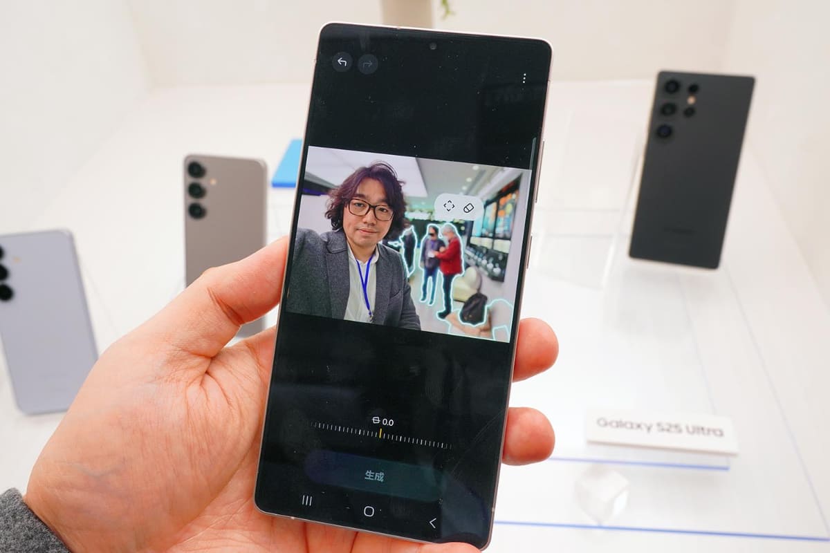 写真はサムスン電子の「Galaxy S25 Ultra」。不要な映り込みを消す機能などは、グーグルのAIと重複している