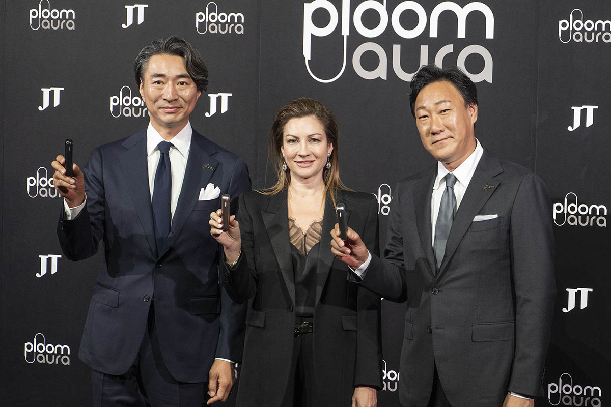 左から、JT インターナショナル RRP エグゼクティブ・バイス・プレジデント 筒井岳彦氏、同 マーケティング&セールス シニア・バイス・プレジデント ナターシャ・ミロセビッチ氏、JT 日本マーケット 山口顕氏