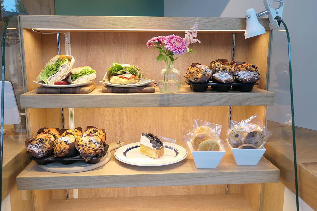 手作りお菓子やサンドイッチも用意