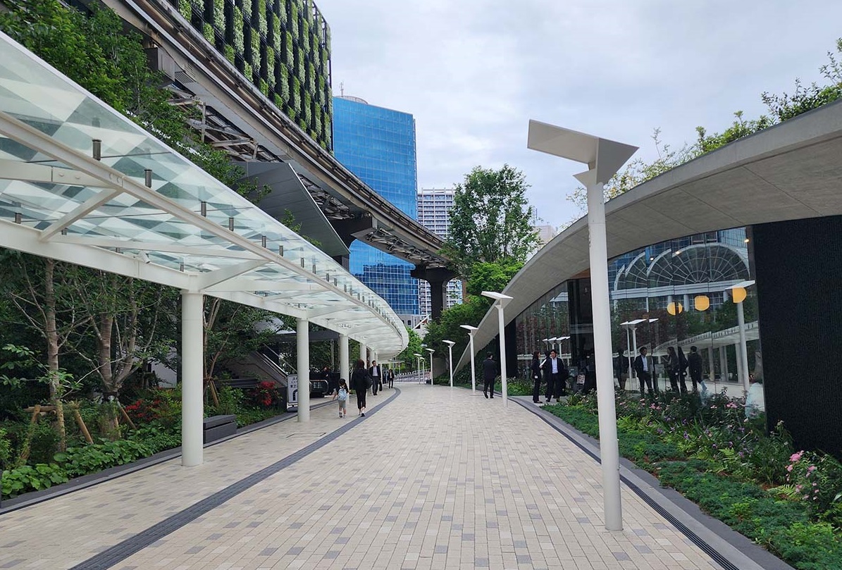 浜松町駅から芝浦エリアを植栽でつないだ歩道「GREEN WALK」。右側に今回オープンする飲食3店舗が連なる