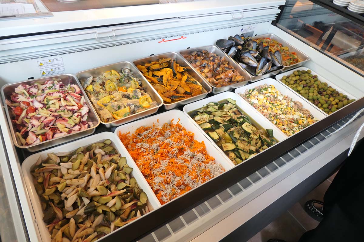 野菜を中心とした前菜のショーケース。常時18種類を用意する