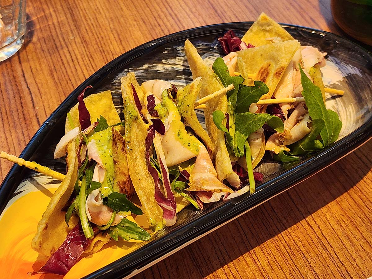 花悠仔豚のローストを使ったメニュー