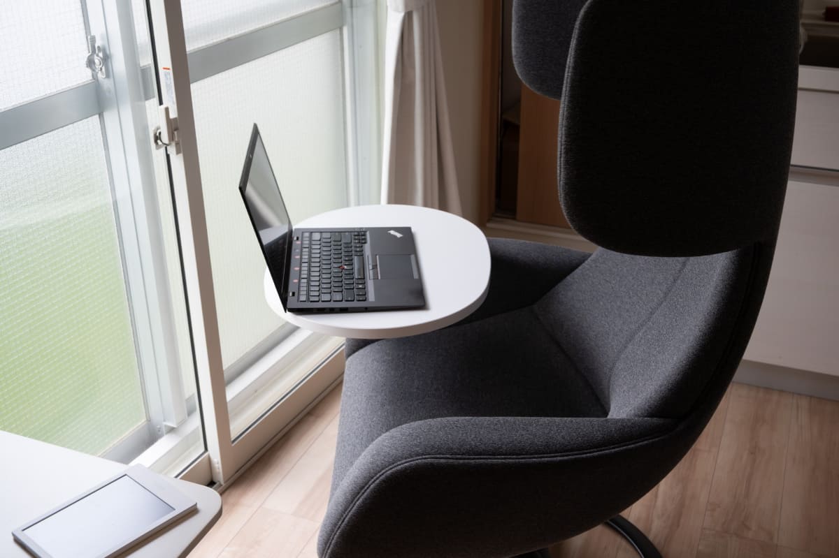 ミニテーブル付き。ノートPCの作業も可能(これが本来の使い方です)