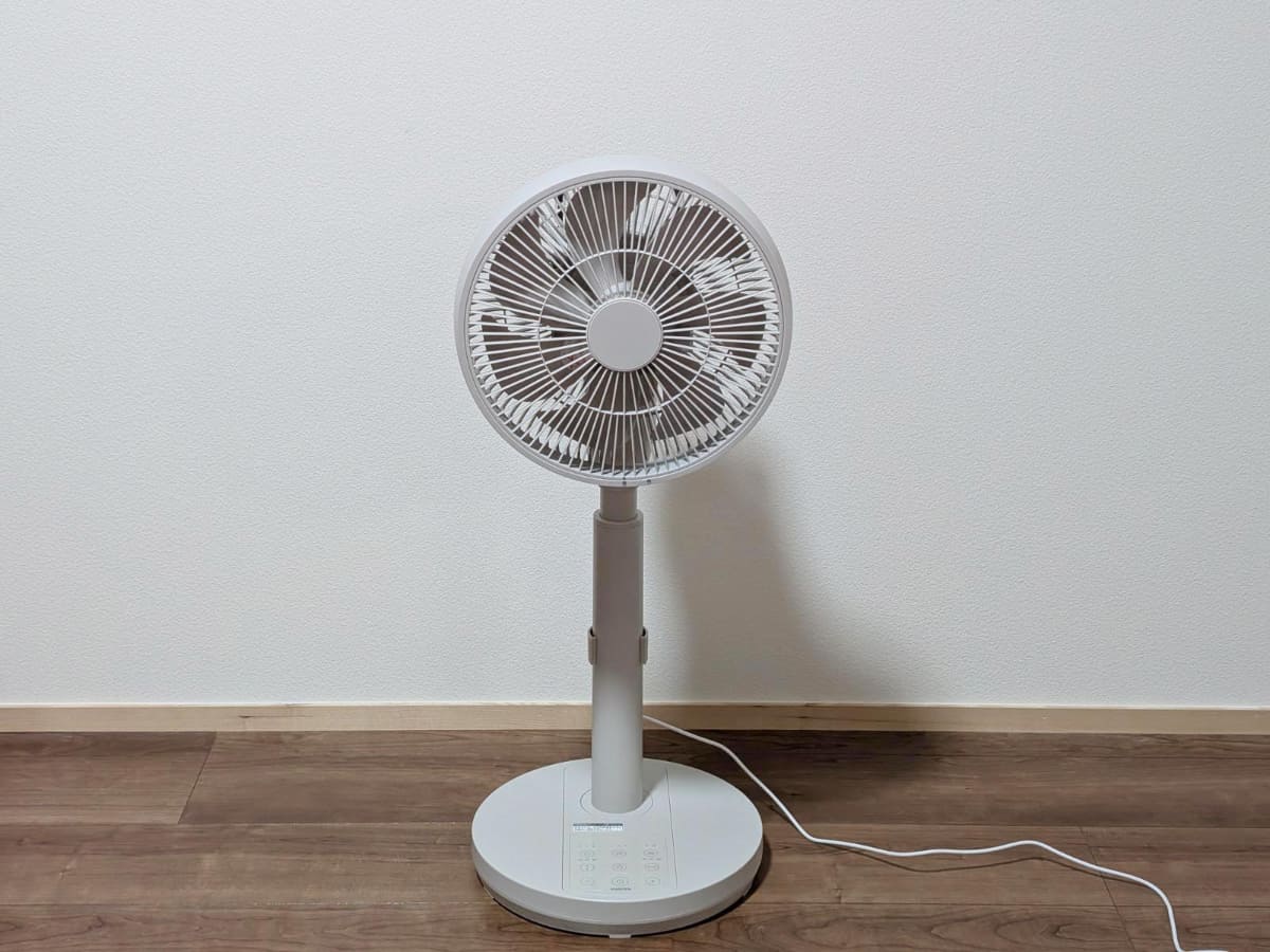 外観は一般的な扇風機と同様。これはもっとも低くした状態(高さ72cm)