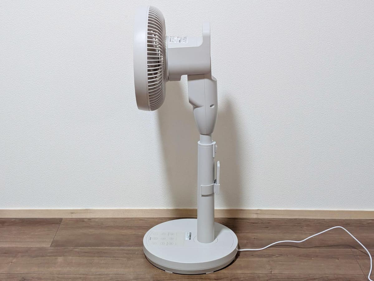 横から見たところ。台座の直径は28cmとかなりコンパクト