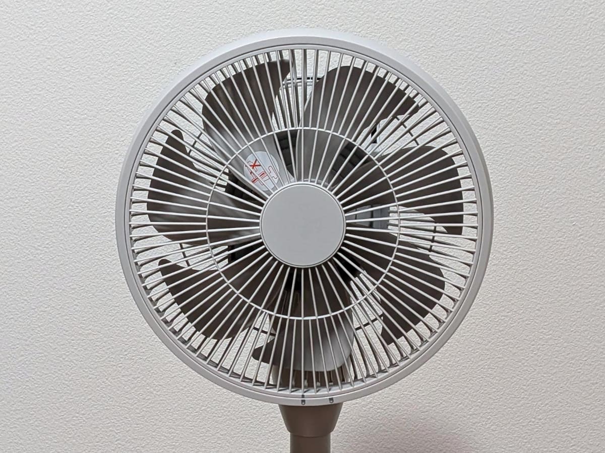 正面。7枚羽根を採用