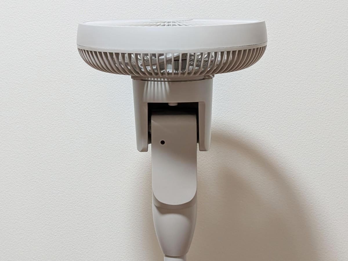 垂直方向は真上(90度)まで向けられます