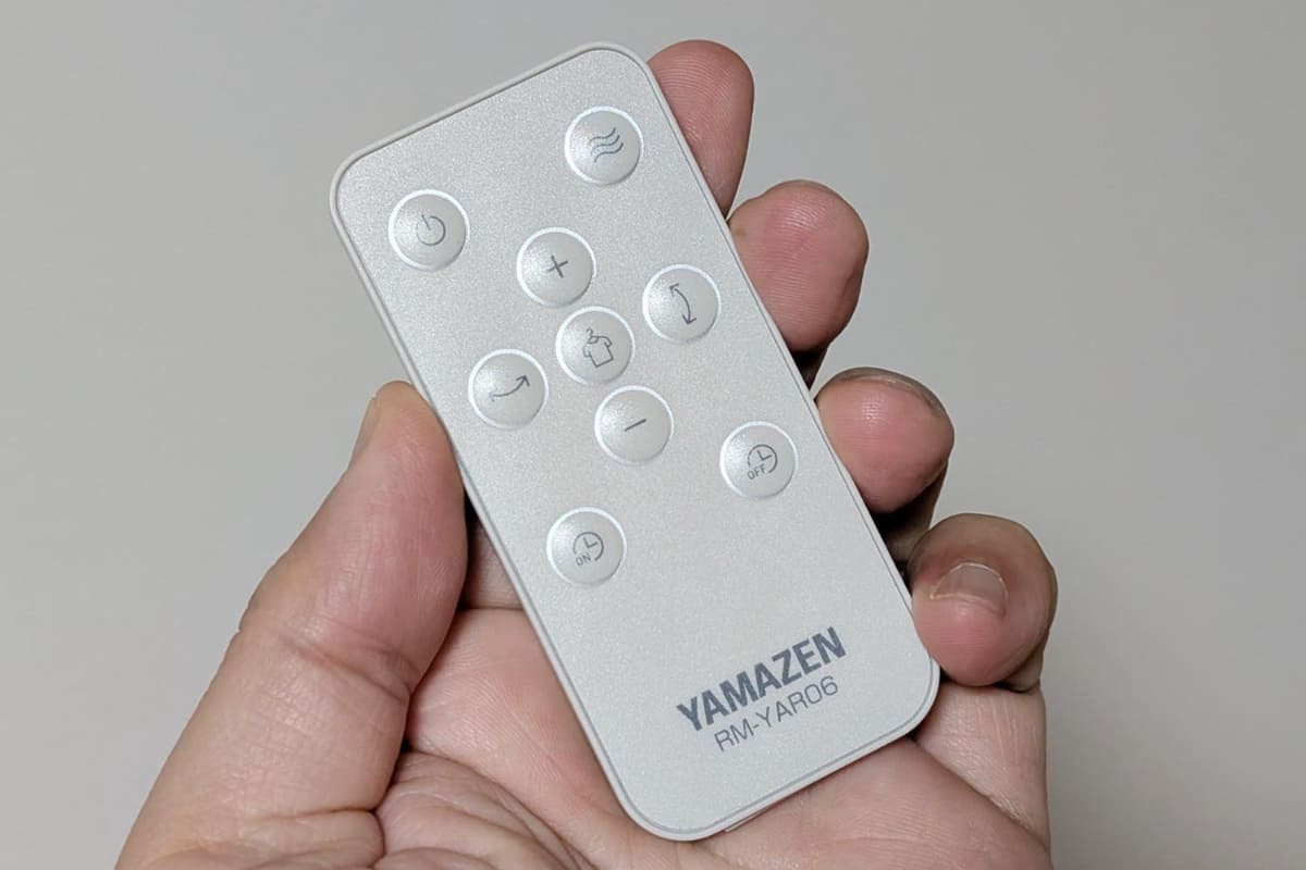 付属のリモコンはカード型