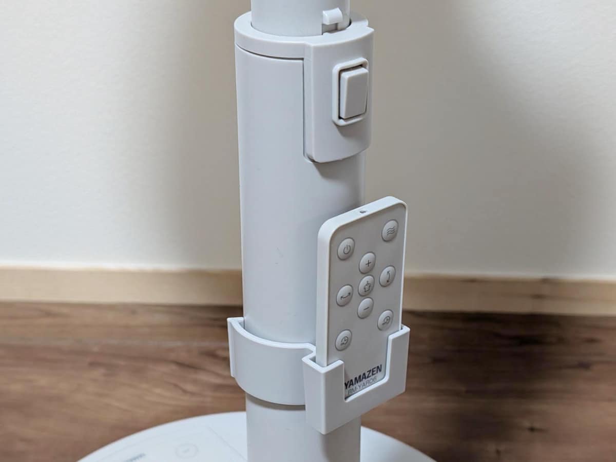 リモコンは本体のホルダーにセットできます