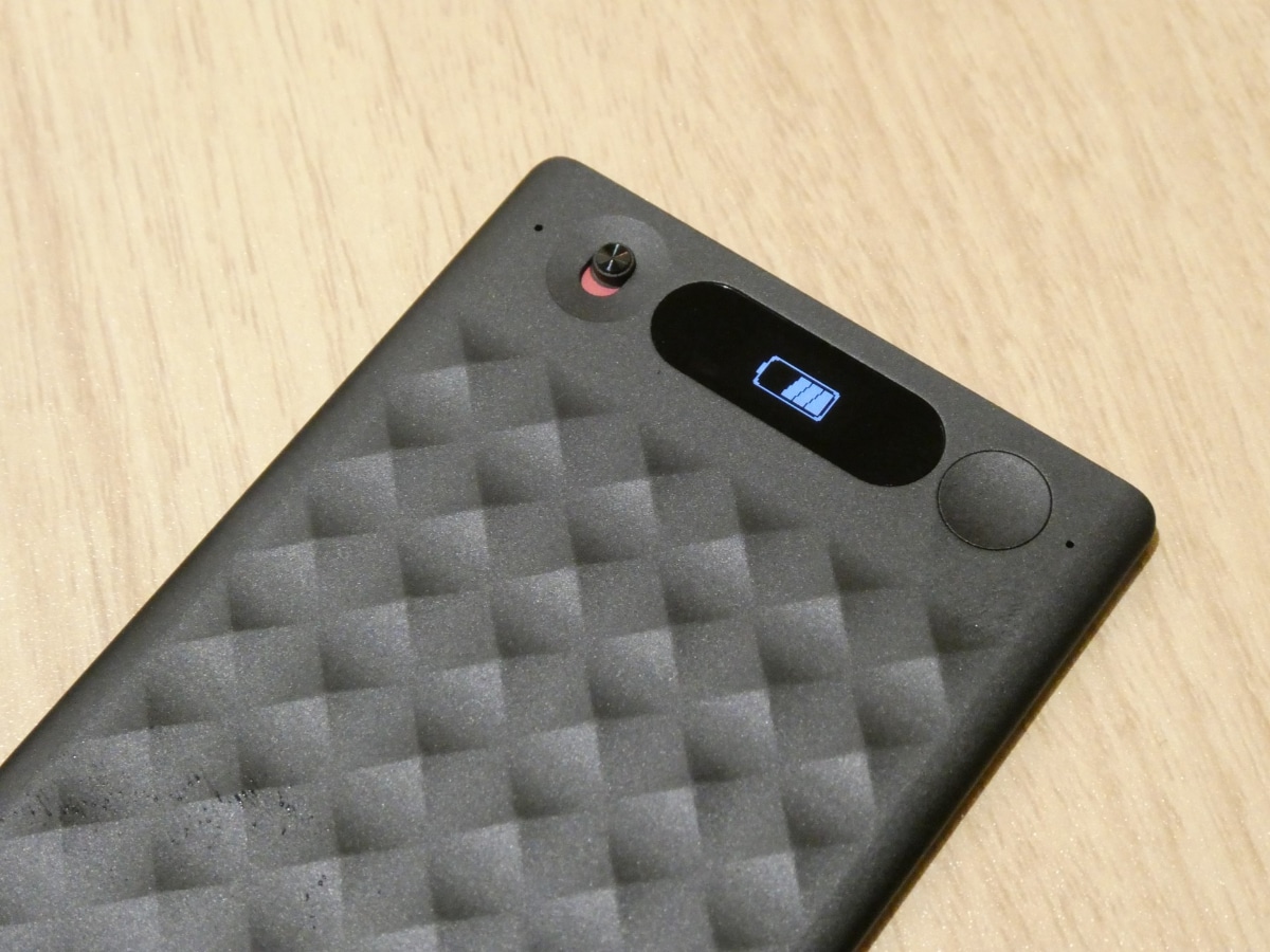 液晶を搭載。バッテリー残量や録音モードをチェックできる