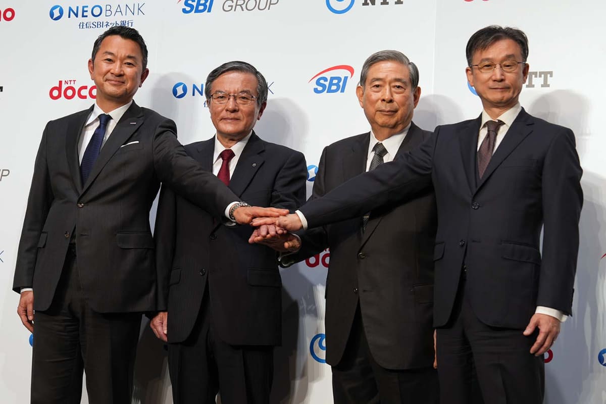 左からNTTドコモ 前田 義晃社長、NTT島田 明社長、SBIホールディングス北尾 吉孝会長、住信SBIネット銀行 円山 法昭社長