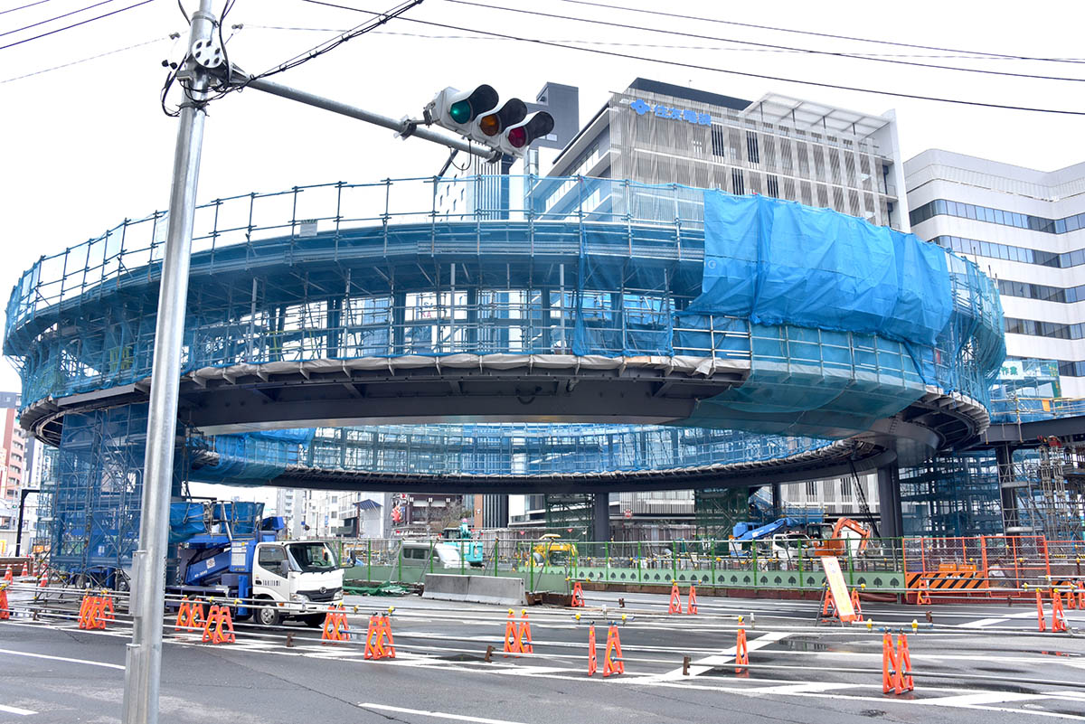 近鉄四日市駅前には、ウォーカブルシティの一環でもある円形の歩道橋を建設中