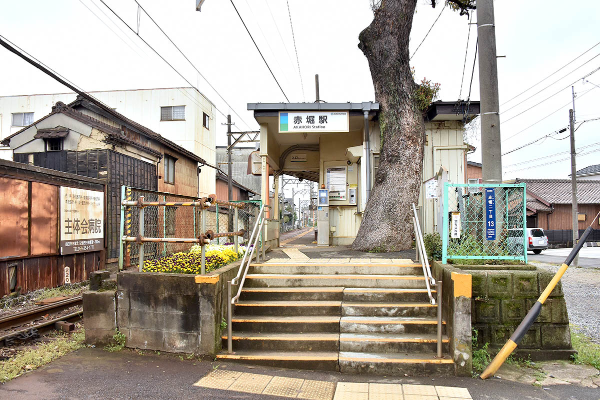 四日市駅から一駅目の赤堀駅。周囲は住宅地