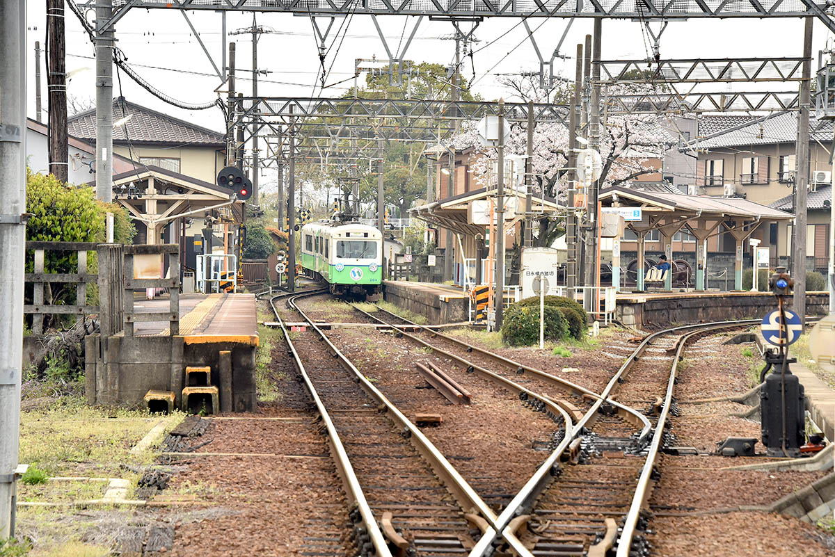 内部線と八王子線が分岐する日永駅