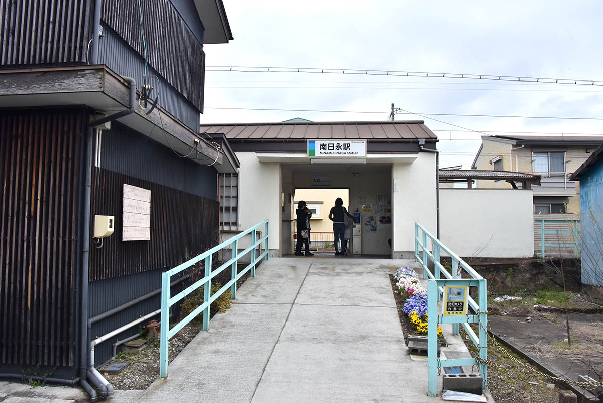 南日永駅の周辺は住宅地だが、少し歩くと大通りがあり、郊外でよく見る大型店が並ぶ
