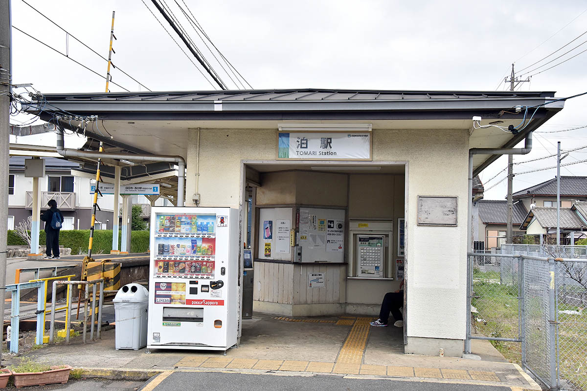 泊駅の近くには巨大なイオンタウンが立地しているが、鉄道利用を促すコラボレーションは見られない