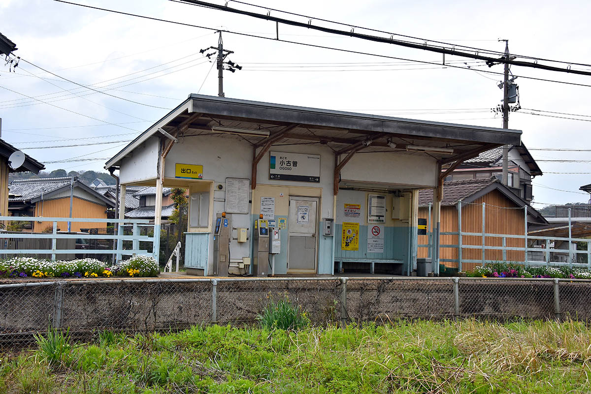 小古曽駅に通じる道は細く、駅前まで自動車で乗り付けることはできない