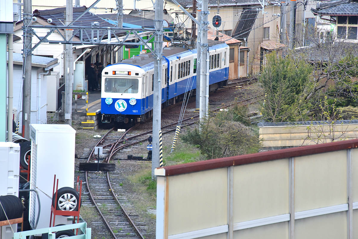 終点の内部駅。当初は、ここから鈴鹿まで延伸する予定だった