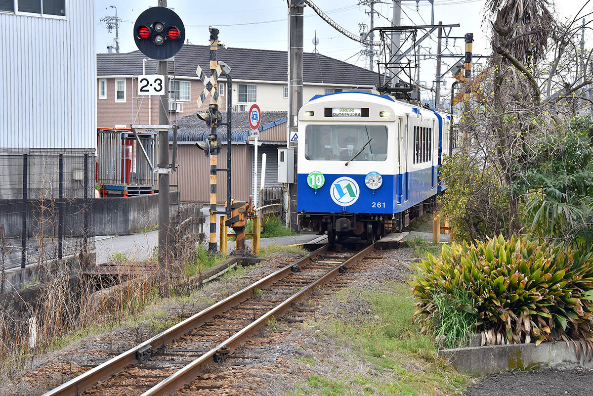 四日市駅へと走る電車