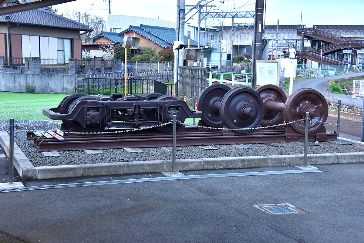 日永駅ホームに展示されている特殊狭軌線台車と三軌間レール