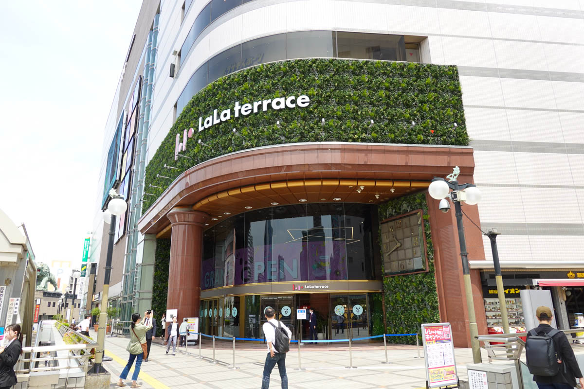 大理石の柱など価値のあるものはそのまま残している