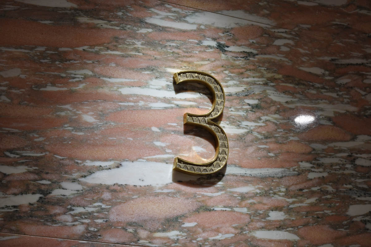 鋳物のデザイン性を活かしたエレベーターホールの表示