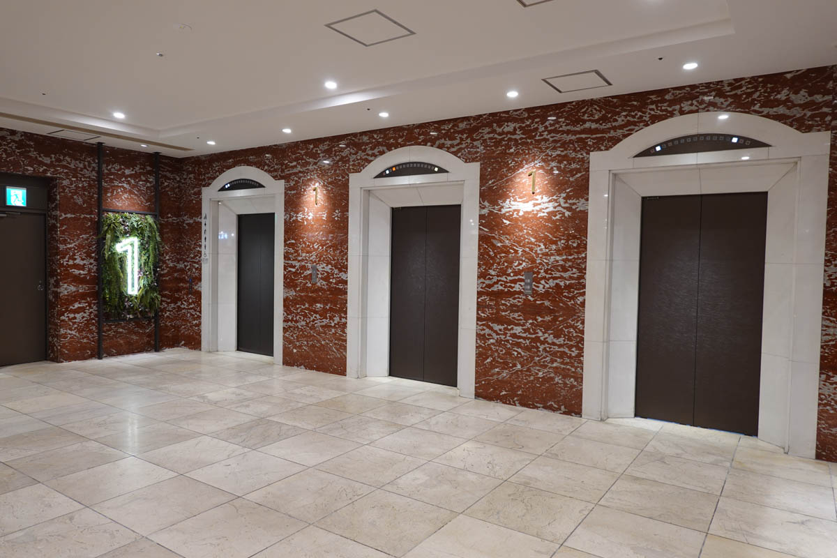 鋳物のデザイン性を活かしたエレベーターホールの表示