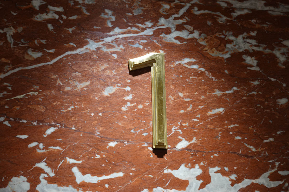 鋳物のデザイン性を活かしたエレベーターホールの表示