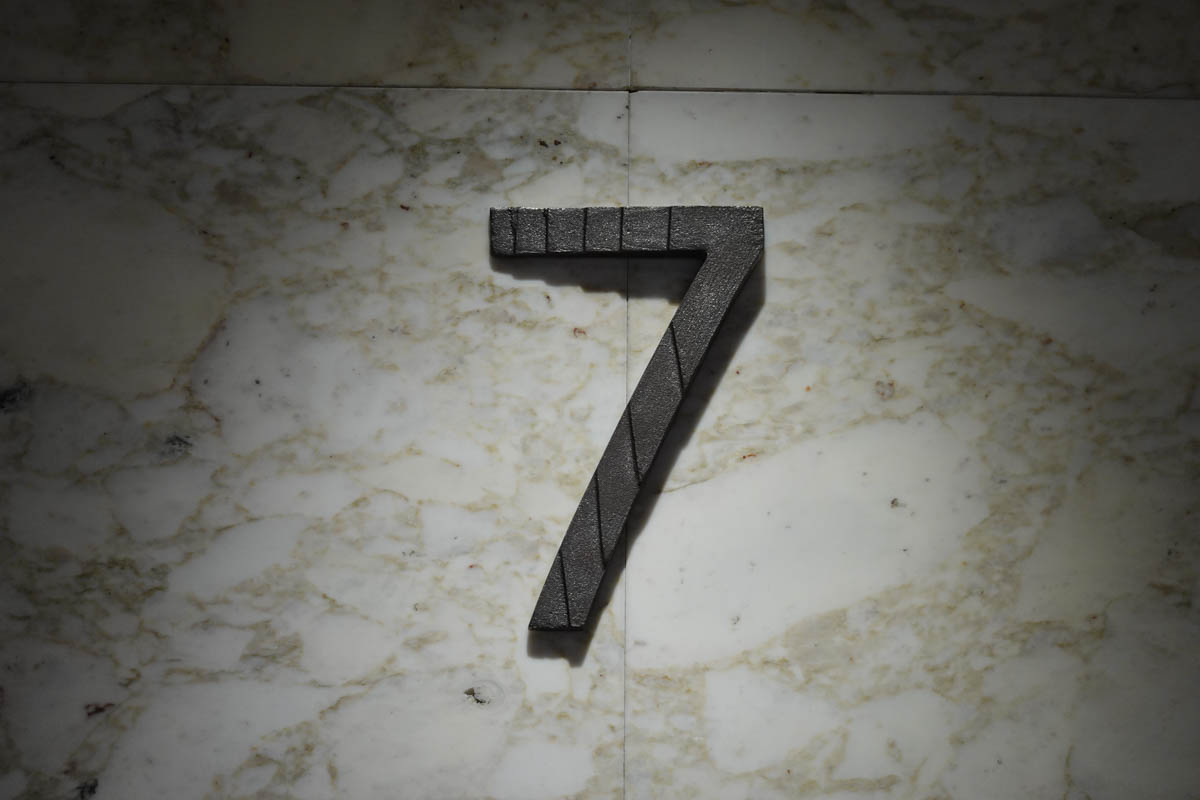 鋳物のデザイン性を活かしたエレベーターホールの表示