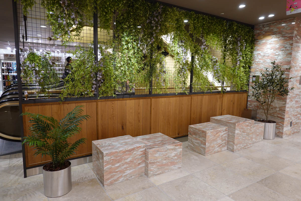 傷んだ大理石の壁はカットしてベンチとして再利用