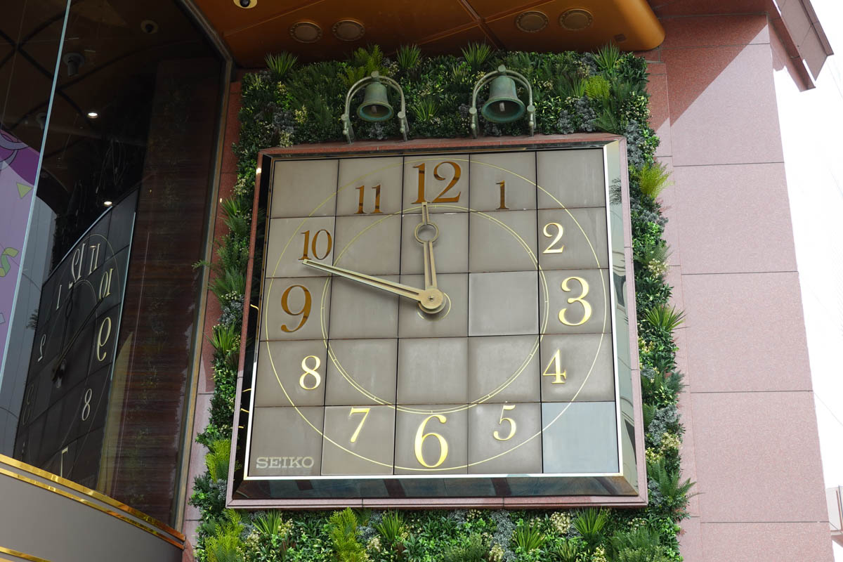 入口の大時計のからくりも17年振りにリニューアルして再稼働した