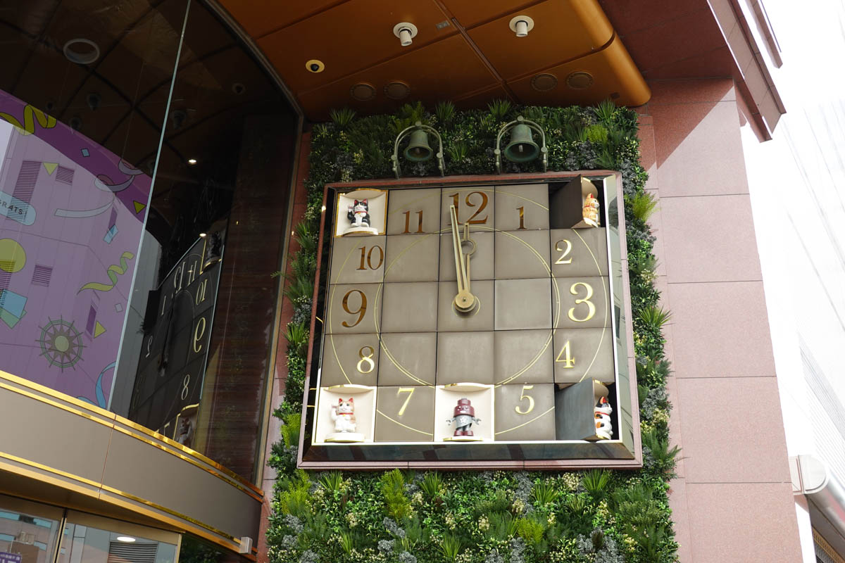 入口の大時計のからくりも17年振りにリニューアルして再稼働した