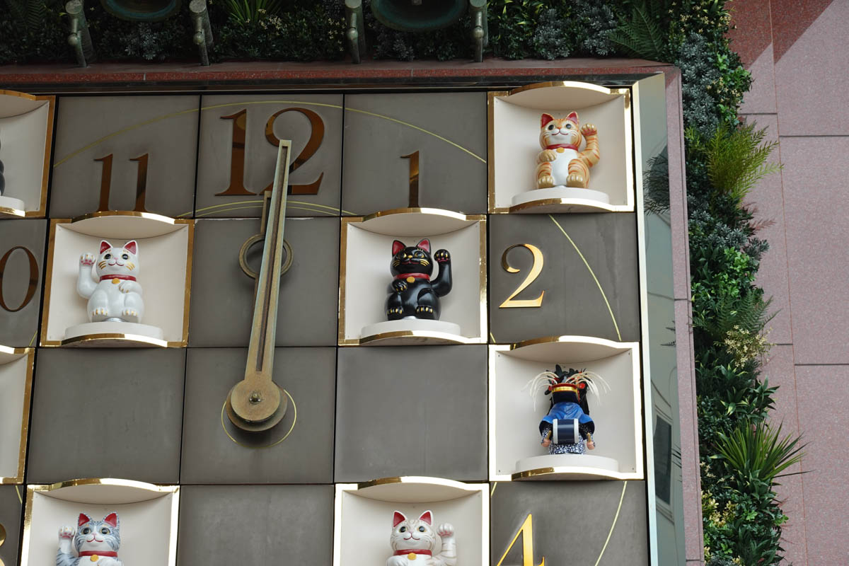 入口の大時計のからくりも17年振りにリニューアルして再稼働した