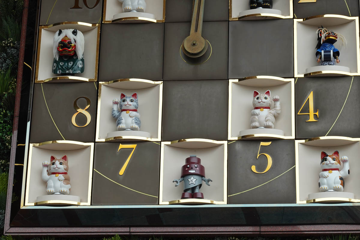 入口の大時計のからくりも17年振りにリニューアルして再稼働した