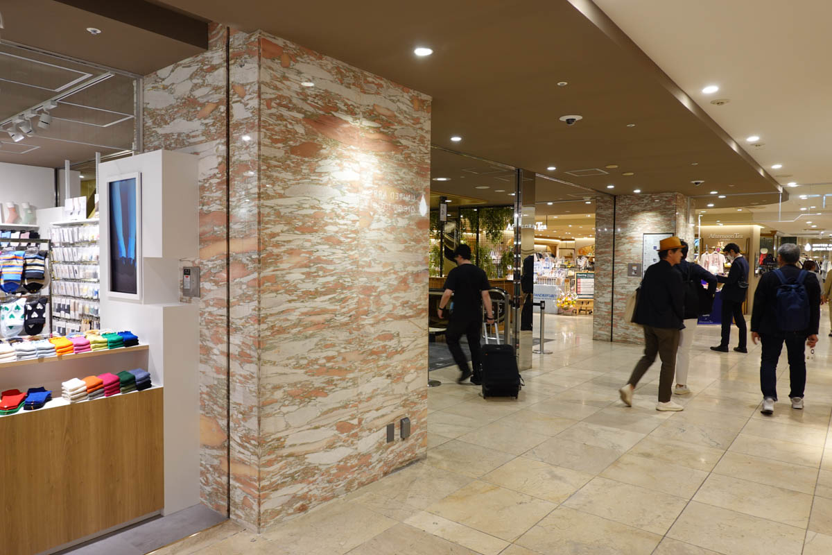 大理石の柱など価値のあるものはそのまま残している