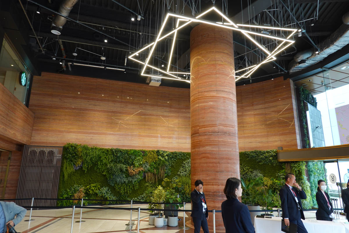 メインエントランスのグリーンウォール