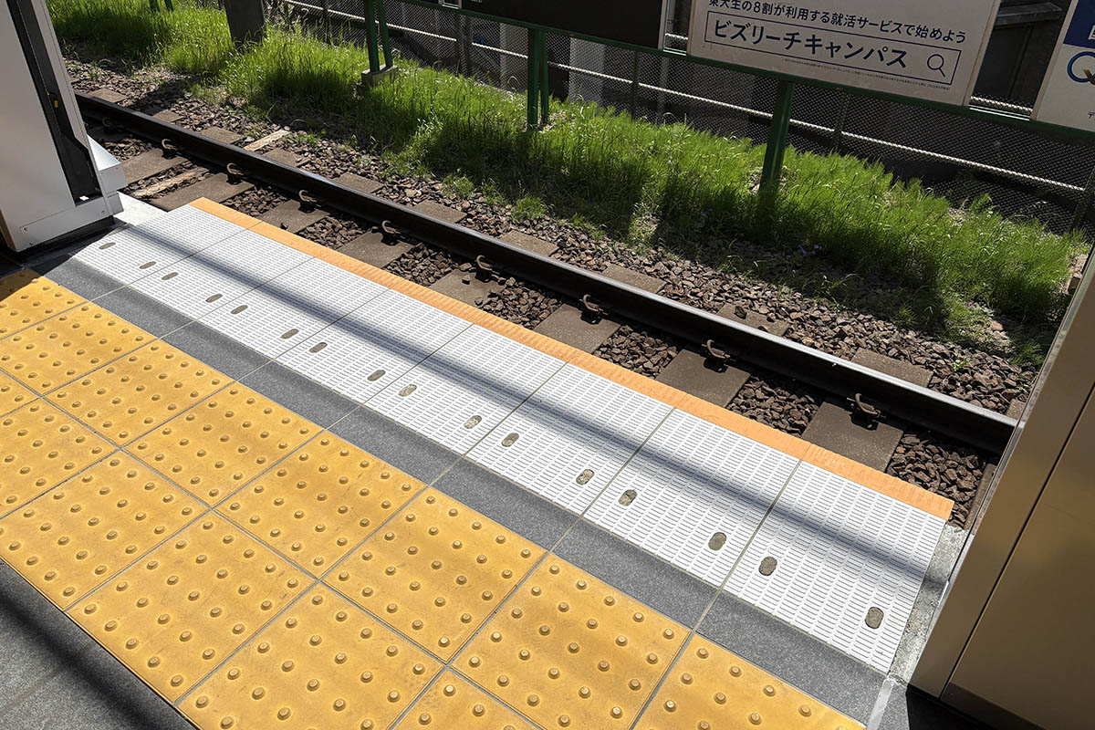 ホームドアが稼働していないので、段差・隙間対策が施された足元を見ることができた。ホームドアがない部分から少し飛び出ているのが分かる
