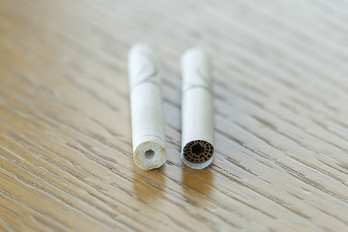 左は使用後のたばこスティック。穴は開くが、たばこ葉が落ちることはないという。右は使用前で、先端のシール部分をカットしたもの。中心部が空洞になっている