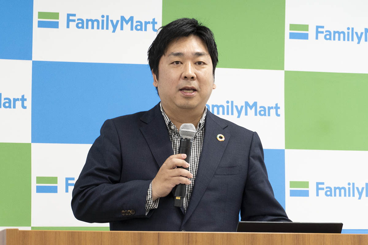 新型コーヒーマシンについて説明するファミリーマート 商品本部 FF部 副部長 鍵浦信氏